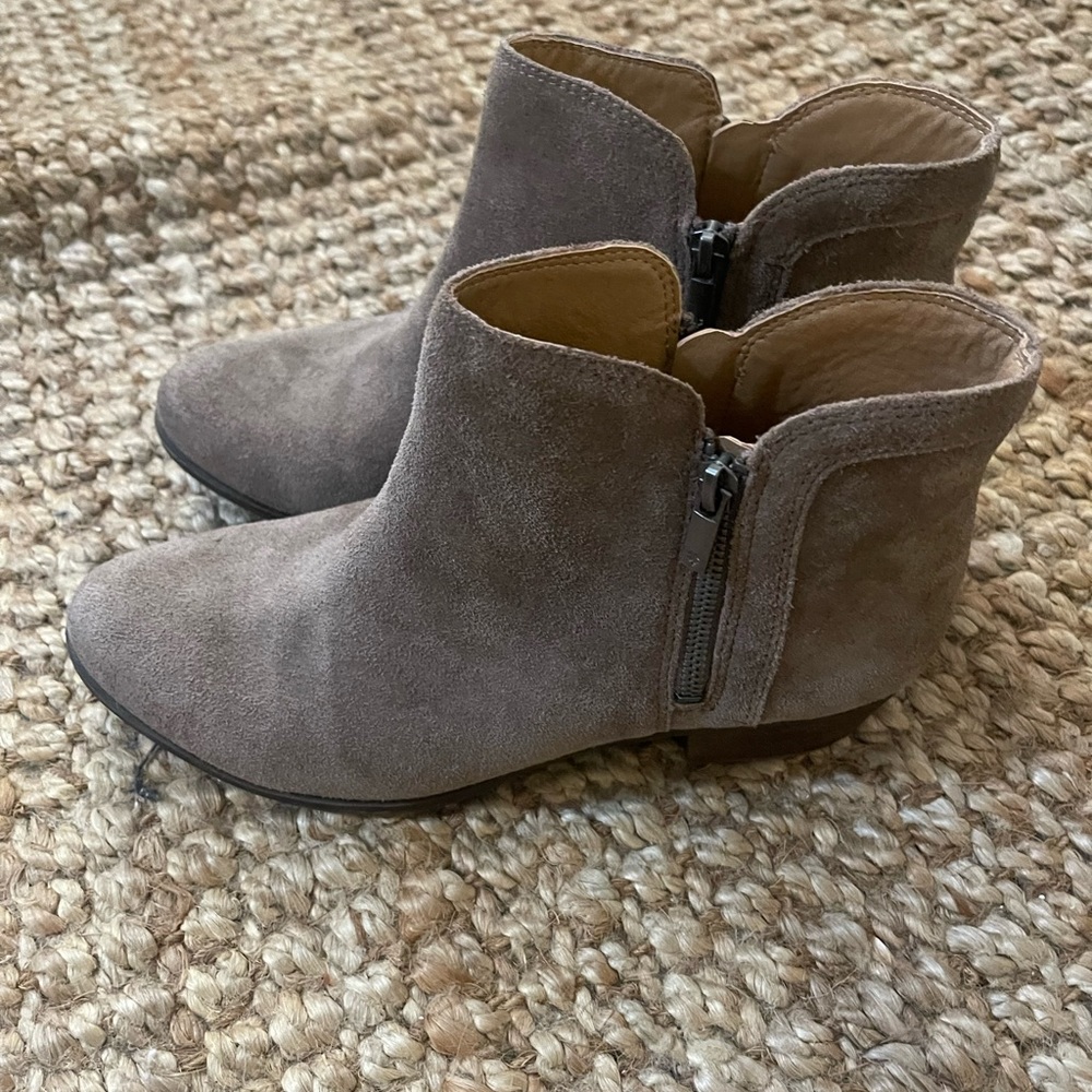 Lucky Brand Taupe suede Booties!!